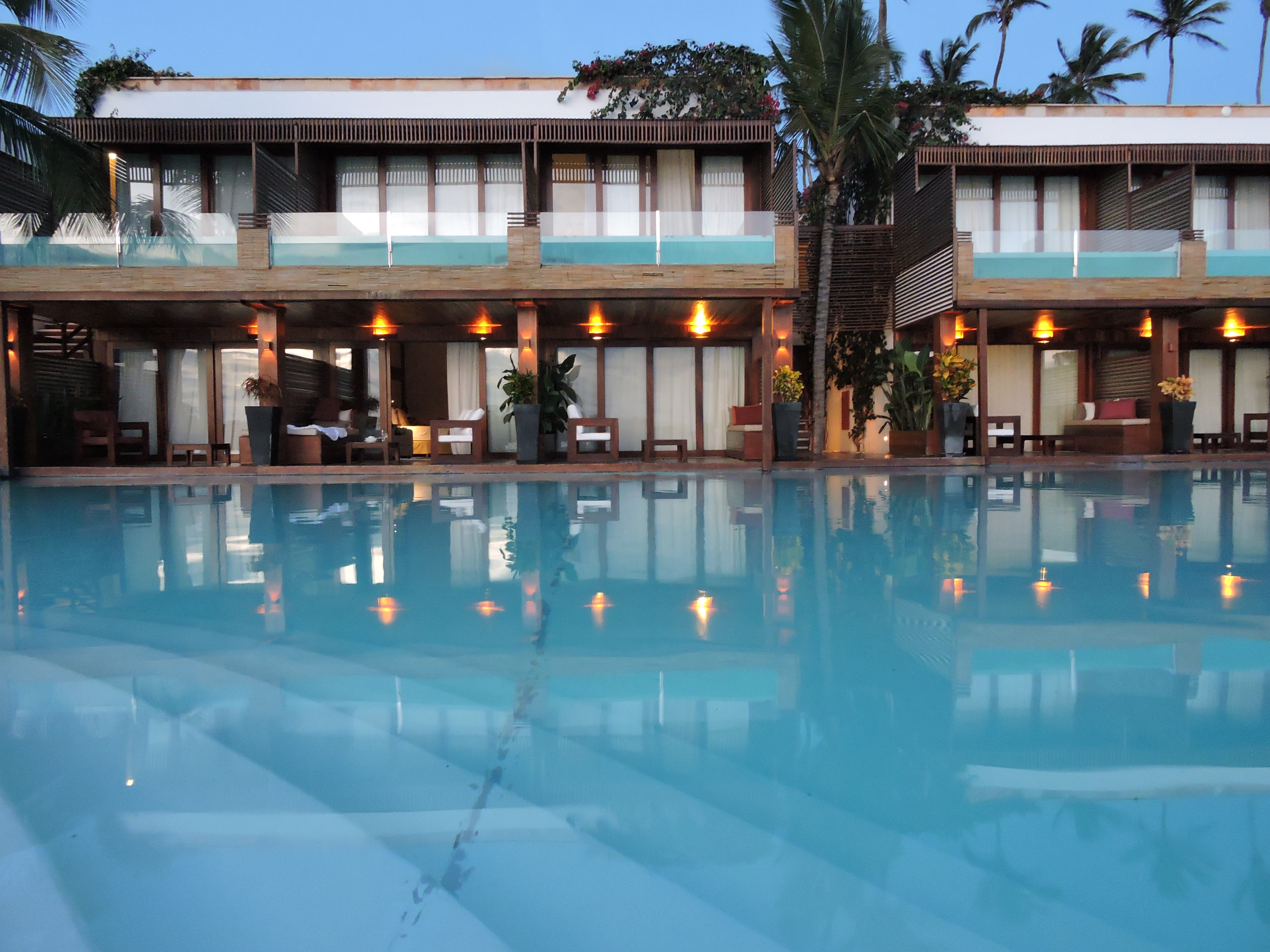 Hotel Essenza Jericoacoara: una piscina en el balcón y el mar en la habitación